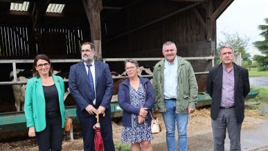 Annick Baille, directrice régionale de l'alimentation, de l'agriculture et de la forêt, devant la stabulation du lycée agricole de laval