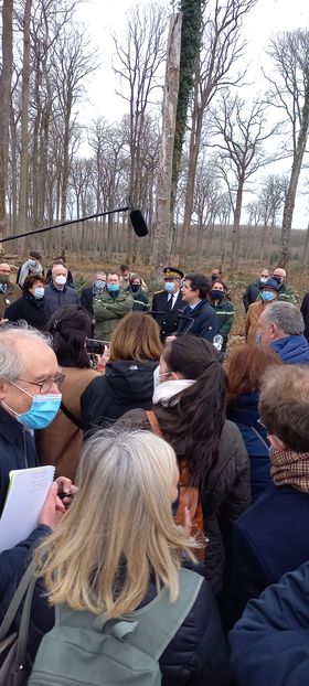 Roselyne Bachelot, ministre de la culture, et Julien Denormandie, ministre de l'agriculture et de l'alimentation, en forêt domaniale de Bercé 