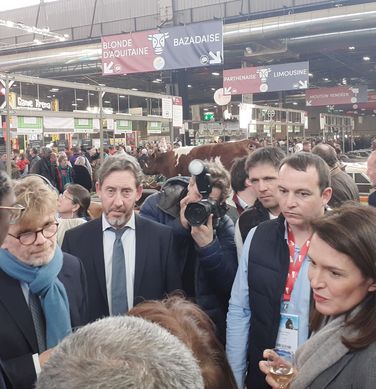 Marc Fesneau, ministre chargé de l'agriculture, accompagnés de Fabrice Rigoulet-Roze, préfet de région, et de Christelle Morançais, présidente du Conseil régional, sur le stand de la région des Pays de la Loire