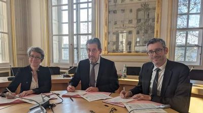 e gauche à droite : la déléguée régionale de la Fédération hospitalière de France, le préfet de région et le directeur général de l'Agence régionale de santé signent une convention d'engagement sur la restauration collective