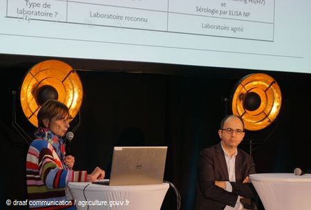 Fabienne Buret, du service de l'alimentation de la DRAAF, accueille le professeur Jean-Luc Guérin, enseignant-chercheur à l'École nationale vétérinaire de Toulouse, sur la table ronde consacrée à l'influenza aviaire