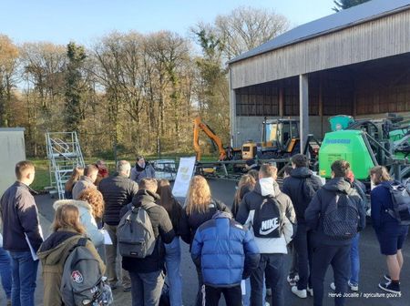 Publics de jeunes devant du matériel agricole de traitement