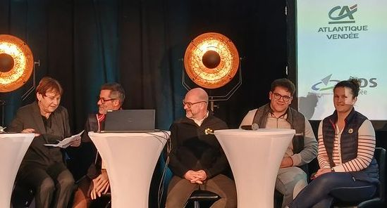 Intervenants à la table ronde "Être éleveur demain, le projet SAED" : Lydie Bernard, vice-présidente du Conseil régional, Laurent Bessière, directeur du CMQE, Bruno Reversé, directeur du développement de l'École des Etablières, Rémy Belon, apprenti BTSA productions animales, Marion Gréau, éleveuse