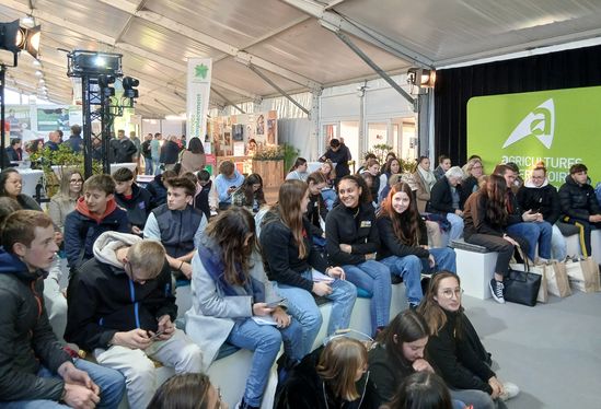 Public d'élèves de l'enseignement agricole à la table ronde "Éleveur demain, le projet SAED"