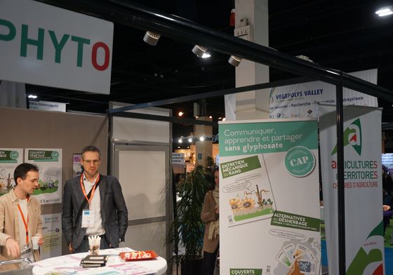 les animateurs régionaux (chambre régionale d'agriculture et direction régionale de l'alimentation, de l'agriculture et de la forêt) sur le stand Écophyto lors du salon Sival 2024 à Angers