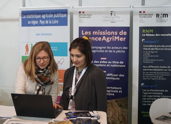 Deux personnels de France AgriMer sur le stand France AgriMer au salon Sival 2024 à Angers