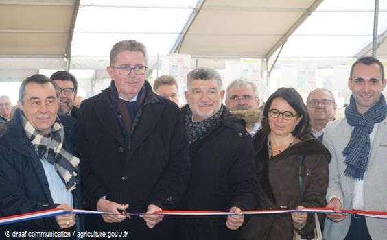 de g. à dr : Alain Lebœuf, président du Conseil départemental de Vendée, Gérard Gavory, préfet, Luc Bouard, maire de La Roche/Yon, Annick Baille, DRAAF, Jordi Bouancheau, président du salon Tech et Élevage : coupure du raban tricolore d'inauguration du salon