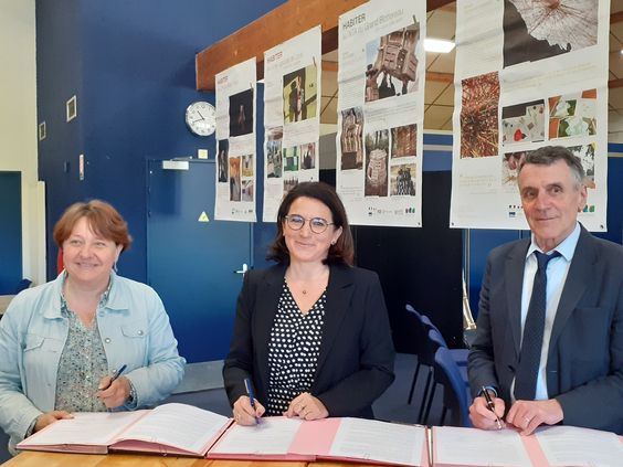 de gauche à droite, Valérie Dinel-Breton, directrice du lycée agricole Jules Rieffel, Annick Baille, directrice régionale de l'alimentation, de l'agriculture et de la forêt, et Marc Le Bourhis, directeur régional des affaires culturelles, signent la convention "Culture - Agriculture" 2023-2027