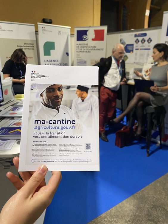 Présentation du flyer "ma cantine" sur le stand de la préfecture du maine-et-Loire lors du salon des maires du 20 septembre 2024