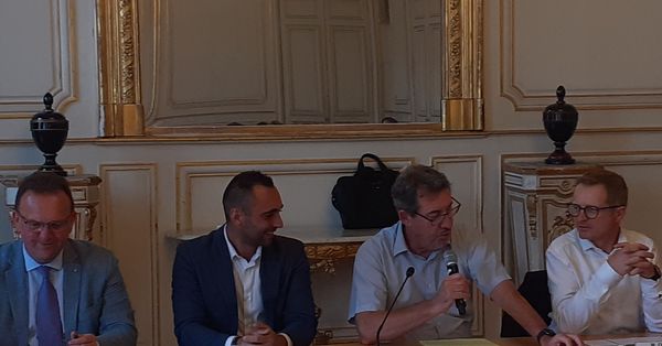 de gauche à droite : André Martin, vice-président du Conseil régional, en charge de l'enseignement, Jordy Bouancheau, président du campus des métiers et des qualifications d'excellence "Filière alimentaire de demain", Fabrice Rigoulet-Roze, Préfet de la région des Pays de la Loire, Olivier Lebert, président de la chambre d'agriculture de région.