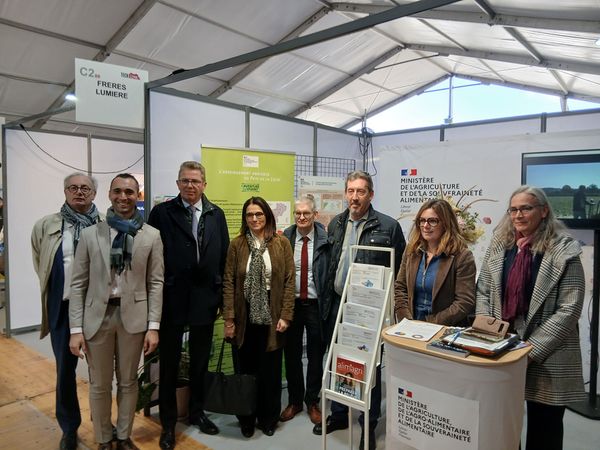 Sur le stand de la DRAAF : Christophe Mourrièras, DDPP de Vendée, Jordy Bouancheau, président de Tech élevage, Gérard Gavory, préfet de Vendée, Annick Baille, DRAAF Pays de la Loire, Didier Gérard, DDTM de Vendée, Fabrice Rigoulet-Roze, préfet de la région des Pays de la Loire, Urwana Quérrec, SGAR Pays de la Loire, Céline Maraval, DDTM adjointe de Vendée