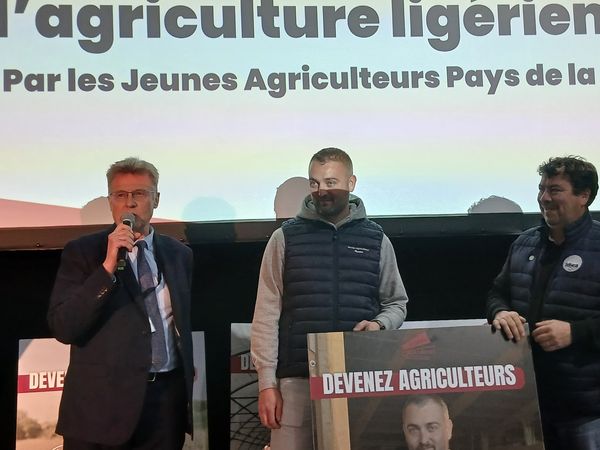 Remise du prix installation en Loire-Atlantique: Pierre Schwartz, DRAAF adjoint, Maxime Legendre, lauréat du prix installation en Loire-Atlantique, Brice Guyau, président de la FDSEA de Vendée