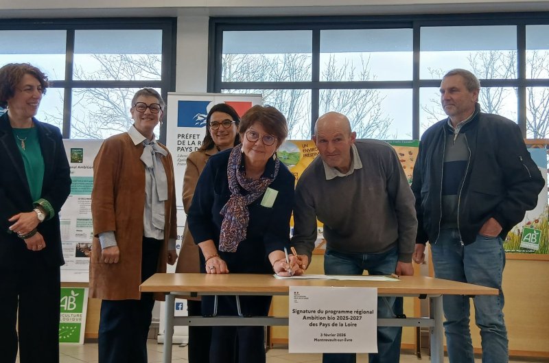 Annick Baille, directrice r&eacute;gionale de l'alimentation, de l'agriculture et de la for&ecirc;t des Pays de la Loire, Patricia Maussion, conseill&egrave;re r&eacute;gionale, Morgan Priol, directrice de la d&eacute;l&eacute;gation Maine Loire Oc&eacute;an de l'Agence de l'eau Loire-Bretagne, Christian Francheteau repr&eacute;sentant la Chambre d'agriculture de r&eacute;gion, Fanny Lemaire, pr&eacute;sidente d'Interbio et Bruno Gris, membre du conseil d'administration de la Coordination agrobiologique, ont sign&eacute; le programme Ambition bio 2025-2027 des Pays de la Loire ce mardi 3 f&eacute;vrier 2026 &agrave; Montrevault-sur-&Egrave;vre
